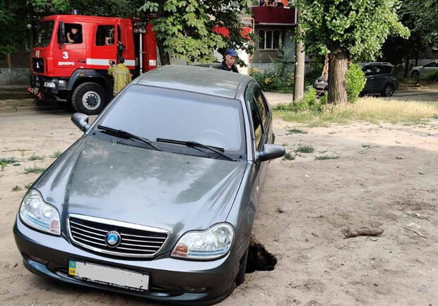 Не повезло: в Днепре автомобиль застрял в провале - фото: ГСЧС