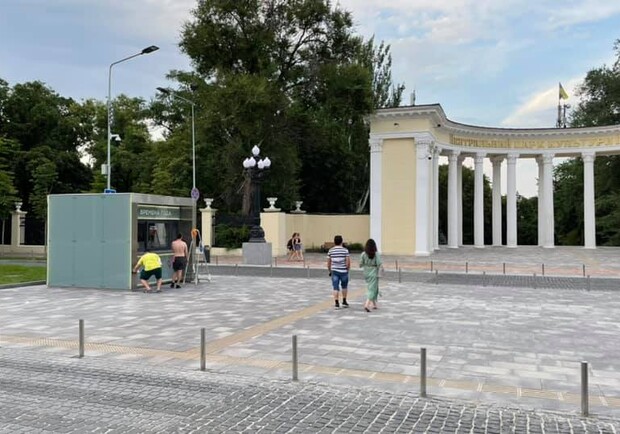 В Днепре возле входа в парк Шевченко появился киоск  - фото: fb Arthur Gergardt