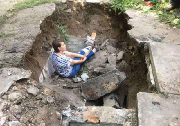 Посреди города: женщина провалилась под землю и сломала ногу - фото: one.kr.ua