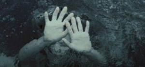 Лежало на 6-метровой глубине: на Голубых озерах нашли тело женщины 