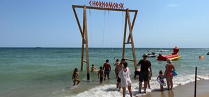 Езжай фотографироваться: под Одессой появились качели в море 