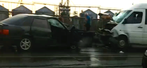 На Амурском мосту столкнулись легковушка и микроавтобус: много пострадавших