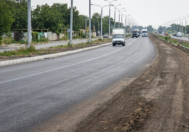 Новый асфальт, светофоры и усиленное покрытие: как проходит ремонт трассы Днепр-Павлоград - фото