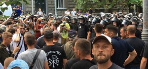 Акция ЛГБТ под Офисом президента: радикалы подрались с полицейскими