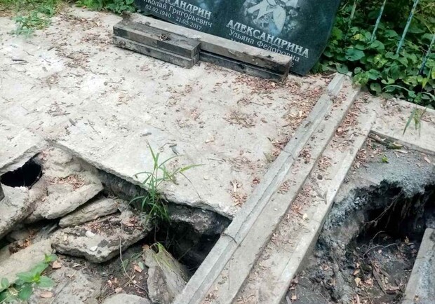 На Чаплинском кладбище размыло могилы и появился трупный запах. Фото: fb Юлия Терещенко