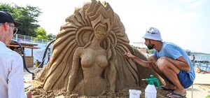 Приходите с детьми: в Одессе проходит фестиваль песчаной скульптуры