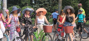 В платьях и с сумочками: в Запорожье прошел масштабный велопарад девушек