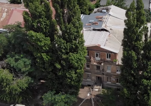 В Днепре строители незаконно снесли крышу многоэтажки - фото: Днепр ТВ