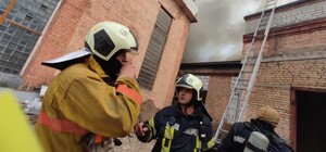 Нет гидранта: на Петровке горит огромный склад, у пожарных не хватает воды