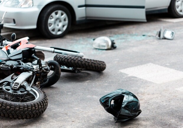 В центре Днепра авто сбило мотоциклиста - фото: leoninsurance.com