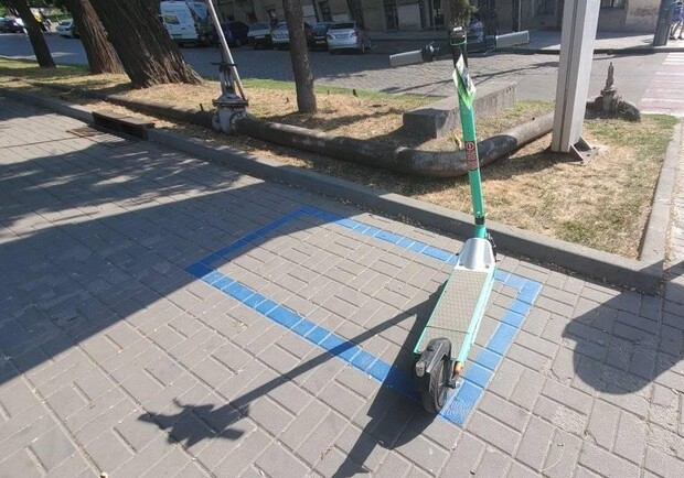В Днепре появились разметки для парковки электросамокатов - фото: fb Дмитрий Котулев