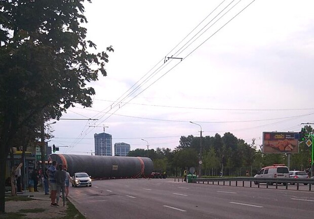 В Днепре гигантский грузовик заблокировал Набережную и переезд на Северном - фото ДТП Пробки Днепр