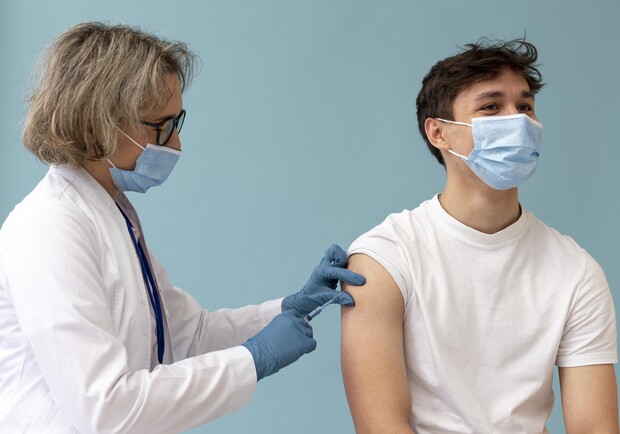 Вакцинами Pfizer и Moderna: где в Днепре можно сделать прививку - фото: freepik.com