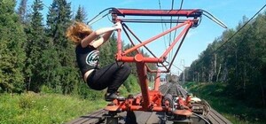 Обожжена половина тела: под Харьковом девушка хотела сделать селфи на крыше вагона