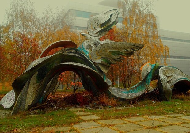 Внезапно: в Днепре распродают остатки скульптуры "Днепровские волны" - фото: bzh.life