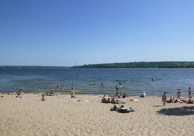 Днепрян просят не купаться на пляже в Приднепровске - фото: vgorode.ua