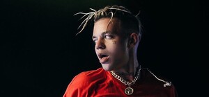 Не удержался: российский рэпер Элджей упал со сцены на концерте в Запорожье