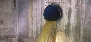 На Печерске засорилась канализация: нечистоты попадают в реки Клов и Лыбидь