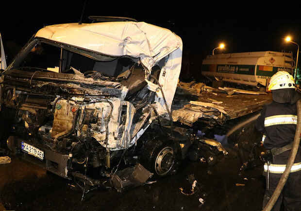 Страшная авария с фурами на Полтавском шоссе: дорога перекрыта - фото