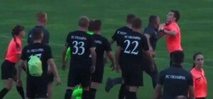 Из-за спорного пенальти: тренер набросился с кулаками на арбитра в матче Кубка Украины