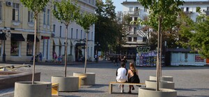 Cкамейки и теневики: как преображают Греческую площадь