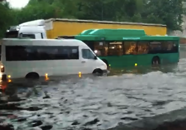 ДТП, пробки, "реки": в Днепре затопило дороги (фото, видео) - фото ДТП и Пробки Днепр