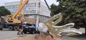 Теперь не похвастаются: в Херсоне упал новый 70-метровый флагшток за 10 млн гривен