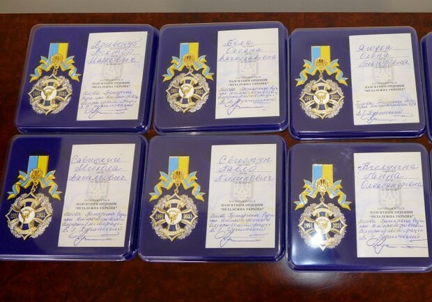 В честь праздника: в Днепропетровской ОГА наградили педагогов орденами и медалями - фото ОГА