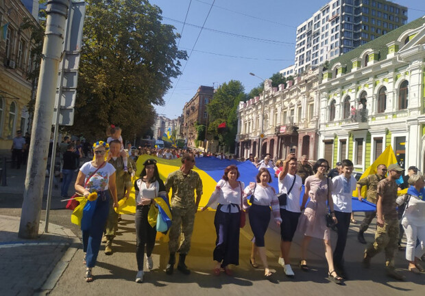 С огромным флагом: в центре Днепра состоялся марш защитников Украины - фото: depo.ua