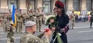 На глазах у соратников: на Крещатике ветеран АТО сделал предложение любимой