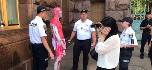 Отличился: запорожец облил краской флагшток около здания КГГА