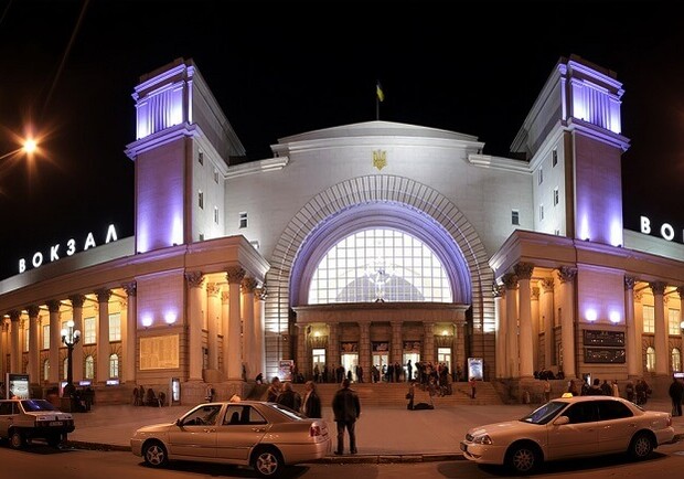 Паника и давка поздно вечером на ж/д вокзале Днепра - фото: segodnya.ua