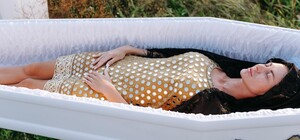 С фотосессией в гробу: в Днепре представили коллекцию одежды для покойных