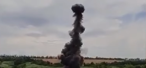 Стоял черный столб дыма: под Днепром взорвали авиабомбу (видео)