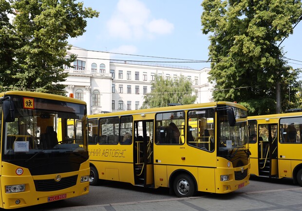 Еще три новых автобуса передали школам Днепропетровщины - фото ОГА