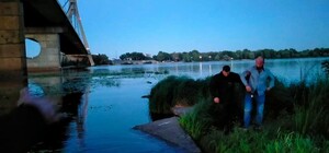 Спасли на мели: в Киеве мужчина прыгнул с Северного моста