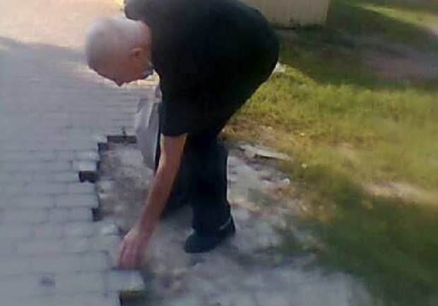 В Днепре мужчина разобрал пешеходную дорожку - фото: fb Владимира Бондаренко