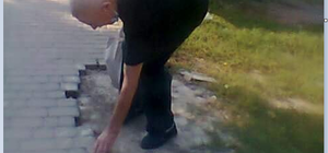 По камушку: в Днепре мужчина разобрал пешеходную дорожку 