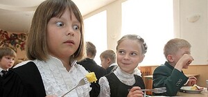 Без сосисок, но с баношем: с 1 сентября в Украине вводят новые нормы питания в школах