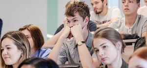 На крыше ВАЗа и с выпивкой: в Одесской области специфически отметили 1 сентября