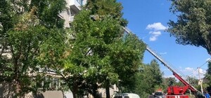 Съехались все: как в Одессе снимали мужчину с седьмого этажа