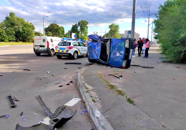 Авто перевернулось: на левом берегу произошло страшное ДТП - фото: tg Днепр оперативный