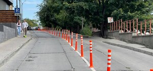 Против наглых водителей: в Аркадии установили разделительные столбики 