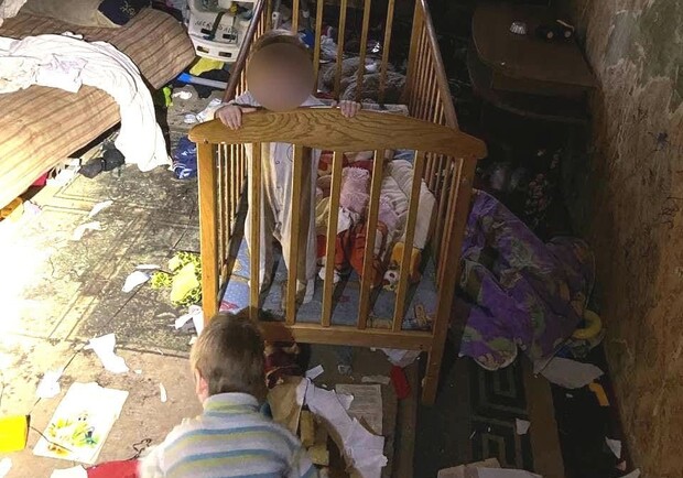 В Днепре двух маленьких детей нашли в загаженной квартире - фото: пресс-служба патрульной полиции Днепропетровской области