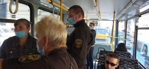 Скандал через квитки: у львівському трамваї контролер вдарив пасажира