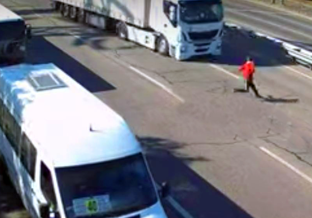 Видео момента ДТП: на Набережной Заводской грузвоик сбил пешехода - фото Днепр Оперативный