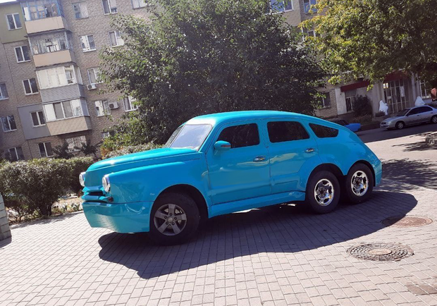 Оригинально: в Днепре заметили шестиколесный советский автомобиль - фото Труха