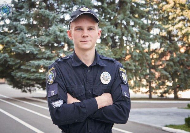 Молодец: в Днепре курсант спас дедушку, который выпал из трамвая - фото МВС України