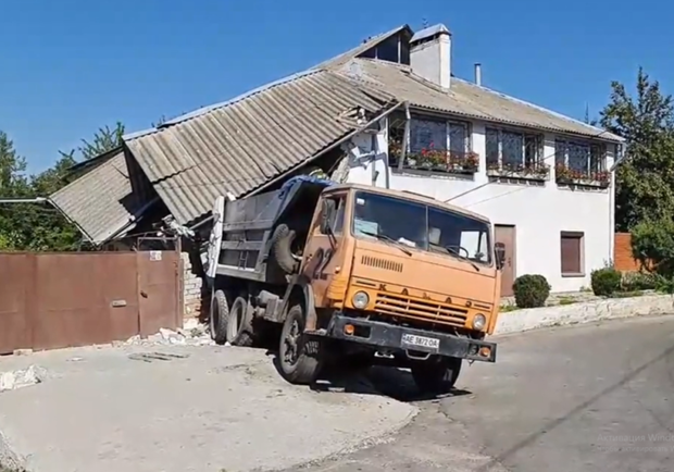 В Днепре грузовик "вписался" в частный дом - фото: НМ