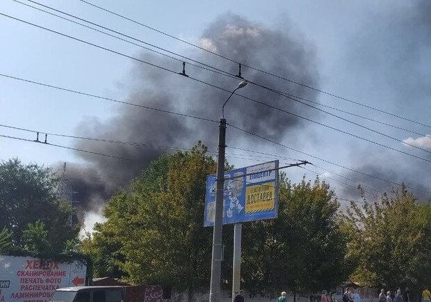 Столбы черного дыма: возле ТРЦ "Караван" вспыхнул пожар - фото: nashemisto.dp.ua